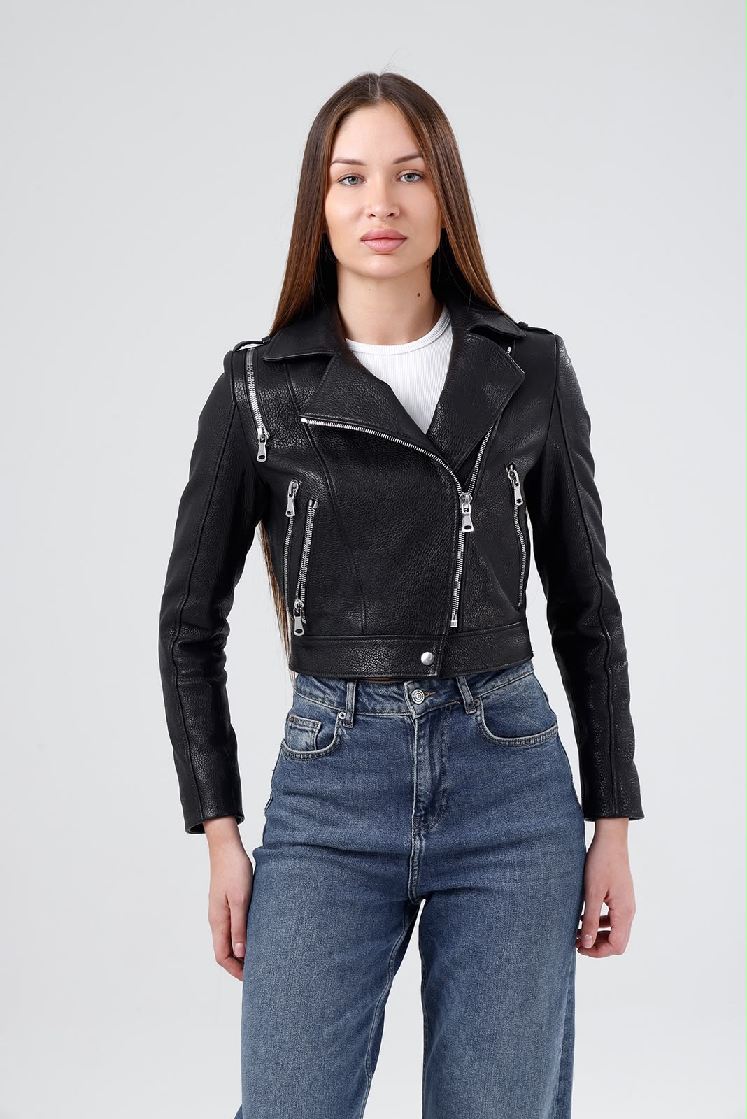 Siyah crop biker deri ceket kadın - önden görünüm, fermuarı kapalı