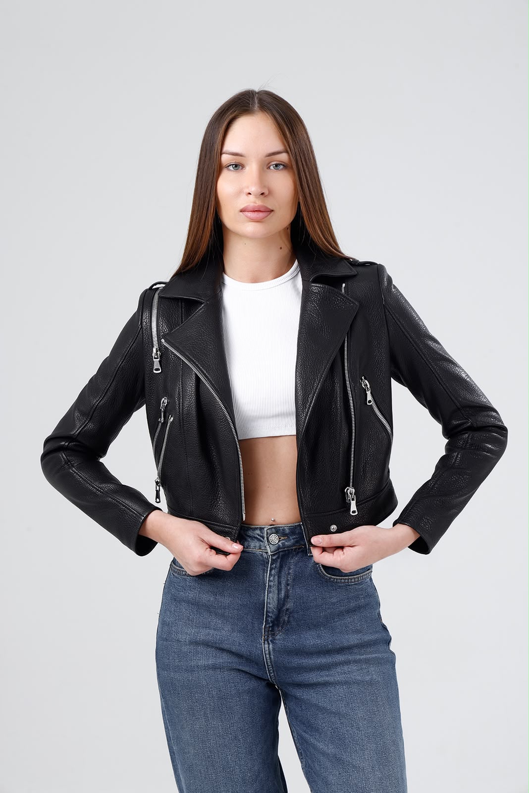 Siyah crop biker deri ceket kadın - önden görünüm, fermuarı açık