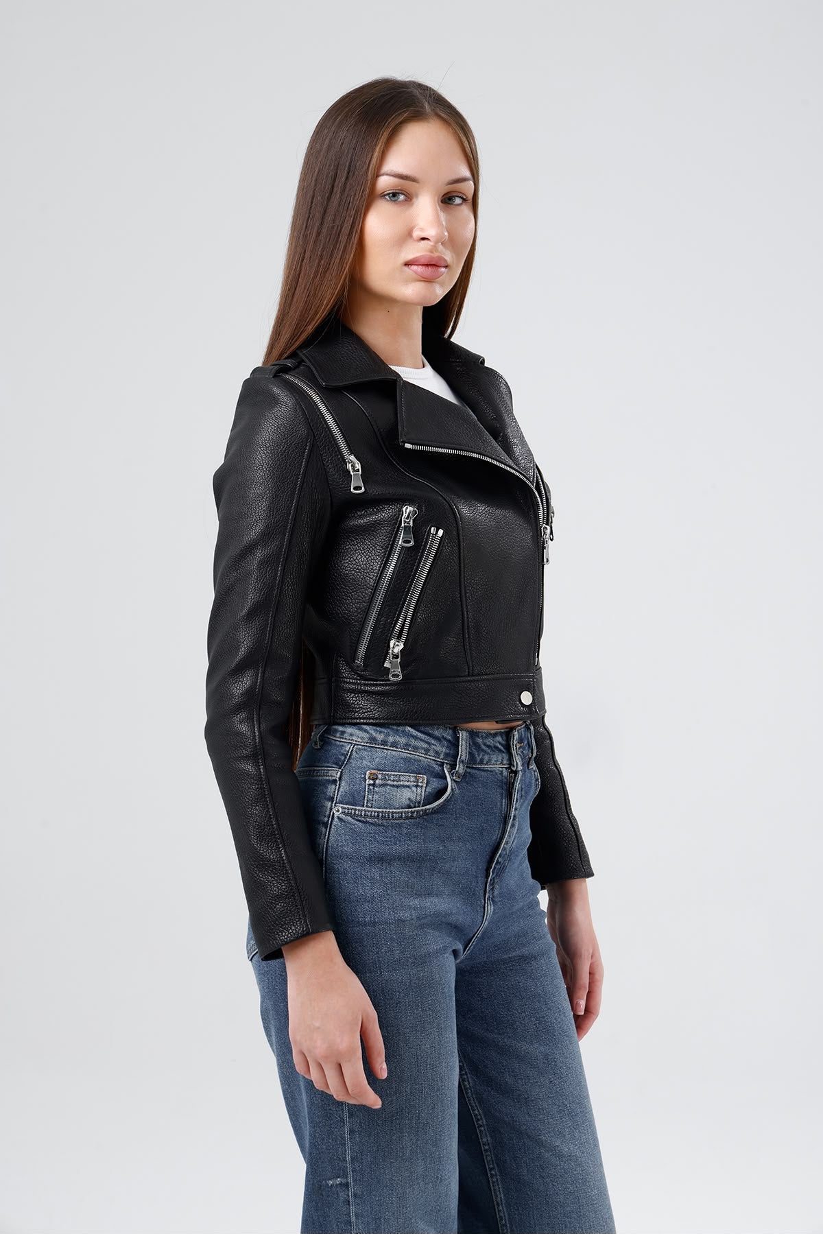 Siyah crop biker deri ceket kadın - yandan görünüm