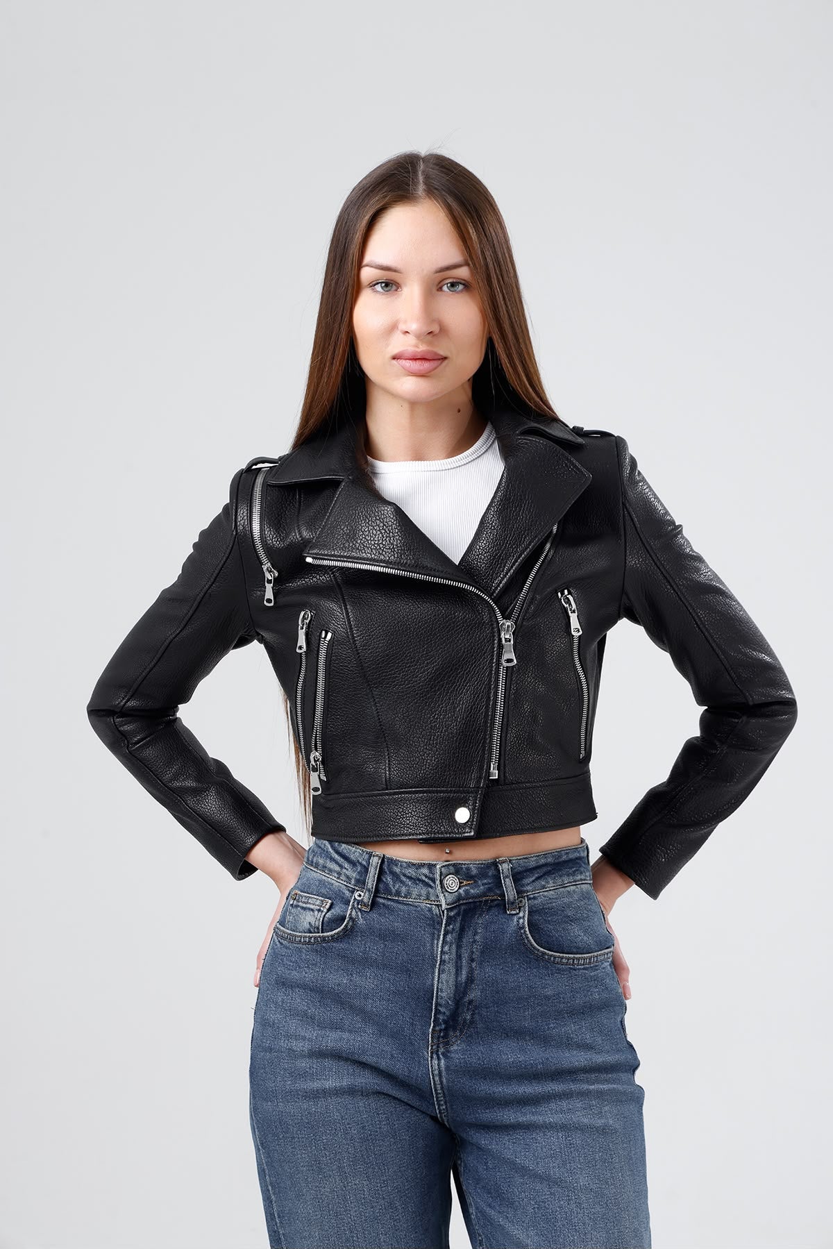 Siyah crop biker deri ceket kadın - model pozu