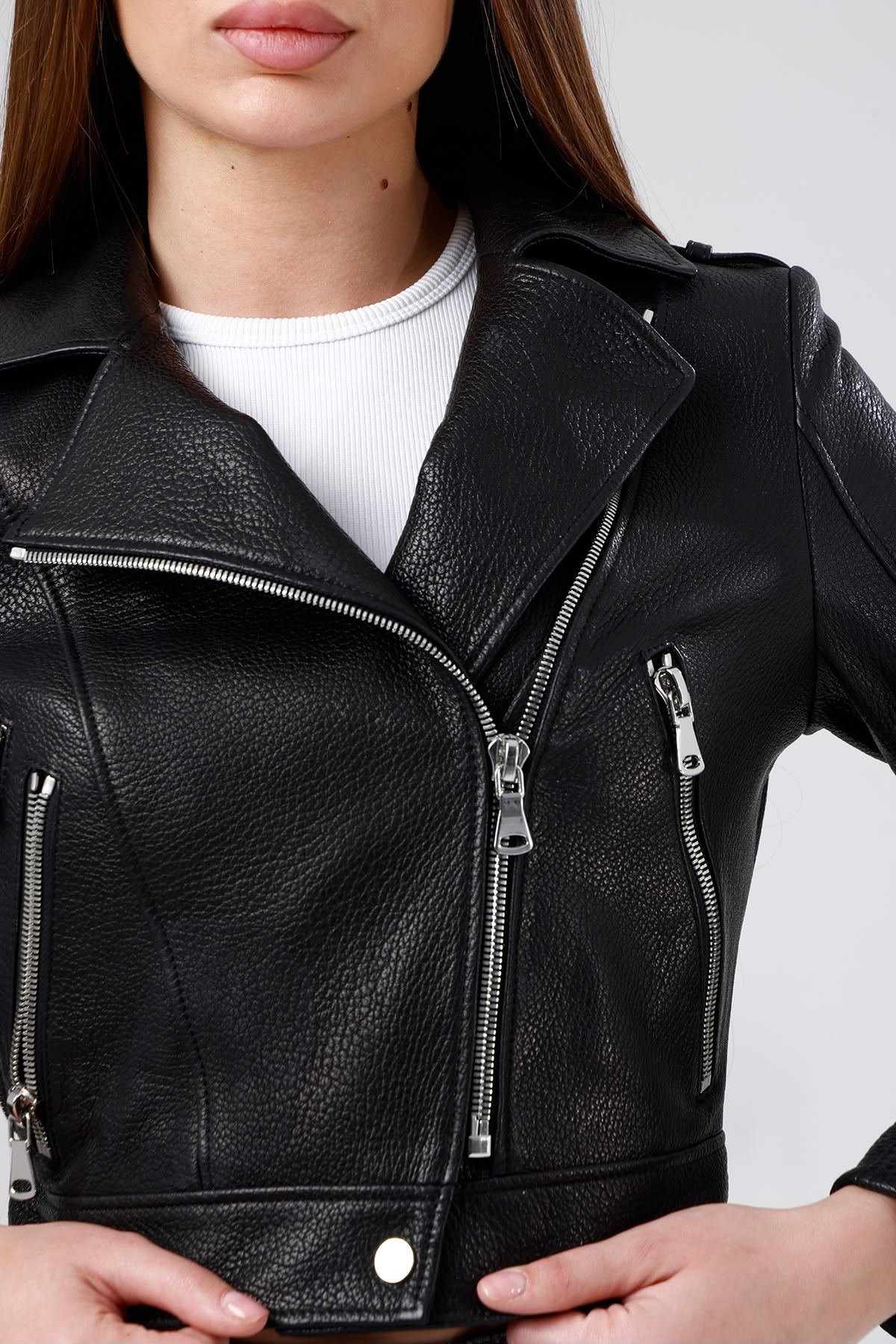 Siyah crop biker deri ceket - yaka, fermuar ve grenli deri detayı